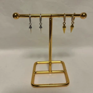 Örhängen  - Väldigt fina örhängen! Finns i guld och silver.  Köp för 89kr Eller 169kr/paret. Modell 145 Smyckes ställningen finns även att köpa för 299kr!
