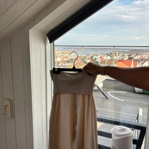 Lågmidjade mjuksbyxor - Säljer ett par superfina beige lågmidjade mjukis med ribbad överdel. De är super fina och perfekta nu inför vintern! Dom var lite korta för mig som är 175 och gillar när byxorna går över skorna.  Buda gärna! Inget fast pris.💕