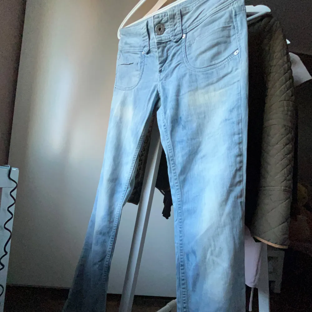 As coola Pepe Jeans som var köpta på Vinted för ett tag sen. As snygga fickor! Säljer eftersom att dom är lite för stora för mig som brukar bära på 34/32 😁 Passar perfekt till nån som bär på 36!! ✌🏼 Funderingar/frågor om pris sker via DM så passa på.. Jeans & Byxor.