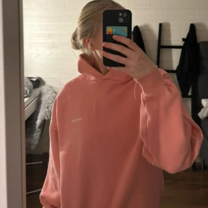 Rosa hoodie - Liten söm av vid handleden  Använd en del 