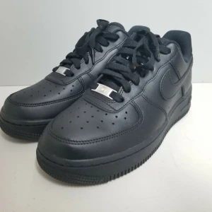 air force 1 - säljer mina air force då ja inte använder dem, jag har knappt använt dem så dem är som nya. storlek 37,5