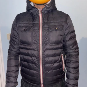 Monclear brun höst jacka - Har använt jackan endast en säsong . QR koden hänvisar direkt till monclears hemsida . Har ej kvitto kvar 