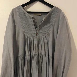 Rabens Saloner blus - Äkta Rabens Saloner ljusblå blus. Bra skick använd några gånger