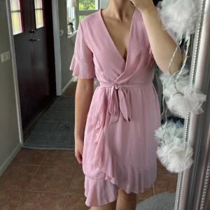 Rosa klänning  - Rosa klänning i kort modell från bubbleroom 