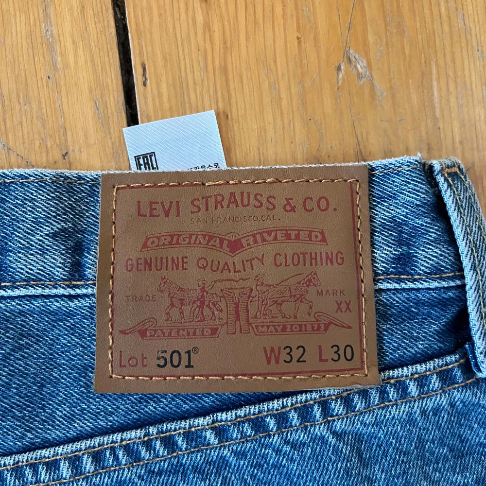 Tja! Säljer dessa helt OANVÄNDA Levis 501. 🙌🤩 köptes för Ca 1 månad sen och aldrig använts. Hör av er vid minsta fundering eller förslag! 😊strl: W32 L30  Kvitto medföljer ej. ❌ Nypris: 1149 kr. PRISFÖRSLAG! ✅✅. Jeans & Byxor.