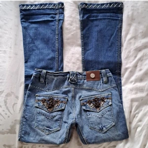 Lågmidjade jeans - Lågmidjade jeans strl 28! De är bootcut och lågmidjade 🩷