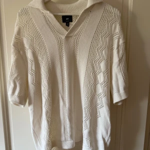 H&M vit stickad känsla piké - H&M vit stickad känsla piké - Loose fit M (passar som L)  
