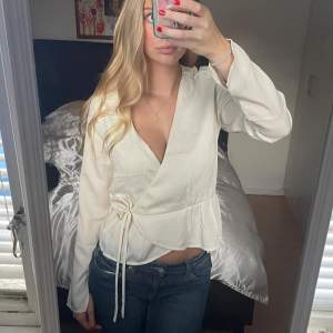 Vit/beige blus från bikbok i storlek S. Bra skick och använd 1 gång. Kom privat för fler bilder!💓