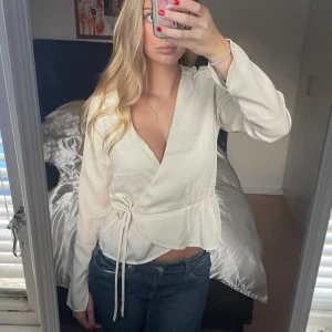 Blus - Vit/beige blus från bikbok i storlek S. Bra skick och använd 1 gång. Kom privat för fler bilder!💓