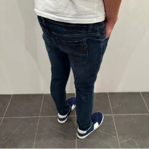 Dondup jeans  - Säljer nu mina sprillans nya dondup jeans i storlek 31 passar folk runt 175-185 typ dom är i modell George. Byten går bra. Bara att skriva vid frågor samt intresse 🥂