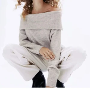 Grå offshoulder tröja  - Säljer min populära stickade offshoulder tröja från hm🫶🏻🫶🏻