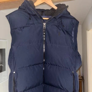 Polo Ralph Lauren väst - Säljer min Ralph lauren väst då den är för liten och aldrig används. Den är riktigt snygg, den är tjock och väldigt bra för vintern. Den är knappt använd och är i 9/10 skick.