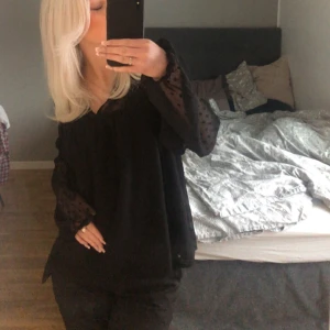 Svart blis - Svart blus från vila i storlek 34💗