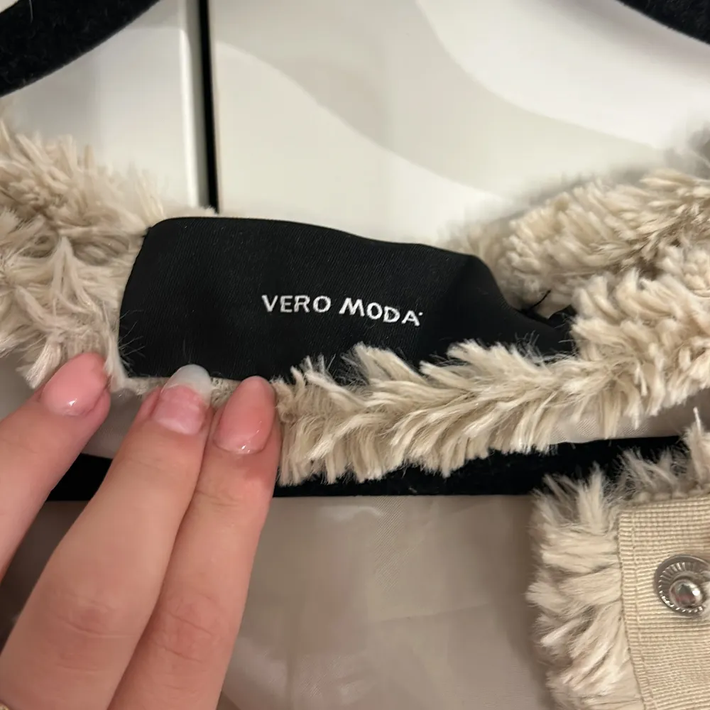 Jätte fint jacka knappt använd då den är lite förstor, skulle säga att storleken är typ S . Takit.