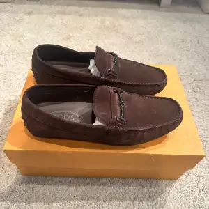 Tods loafers storlek 8 passar 42/43. Pris 1590kr kommer med box nypris 5500kr