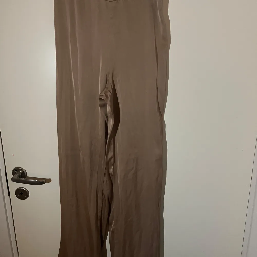 Jätte fint pyjamas sett som burits 1 gång.  Storlek s  Färg: beige . Övrigt.