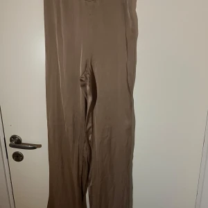 Pyjamas sett - Jätte fint pyjamas sett som burits 1 gång.  Storlek s  Färg: beige 