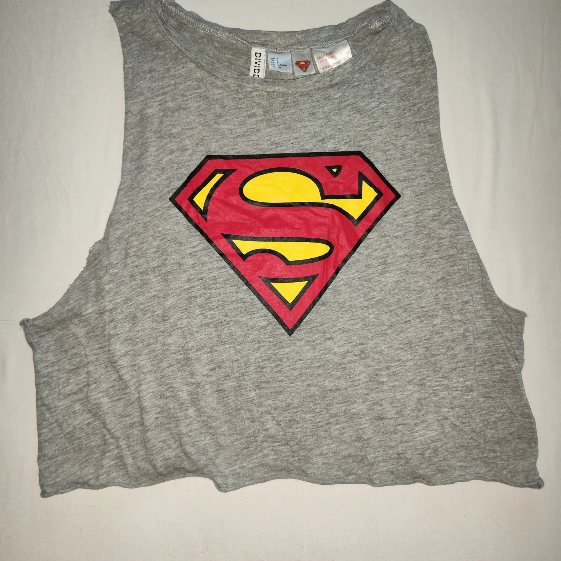 Grå Superman crop top linne från Divided