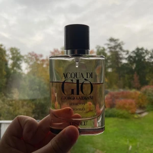 Acqua di gio ABSOLU (discontinued) - Säljer denna sällsynta parfymen! Det är en tester flaska köpt på Åhléns så ingen box tillkommer  Det är en fin marin och fruktig doft  med lite patchouli. Jag tar gärna byten! 50/75ml kvar i flaskan.