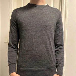 Stickad arket tröja - Jätte snygg arket tröja som tyvärr blivit för liten för mig. Bra skick. Ny pris 700kr, mitt pris 470. ‼️priset är inte hugget i sten‼️ hör gärna av er vid frågor och funderingar!