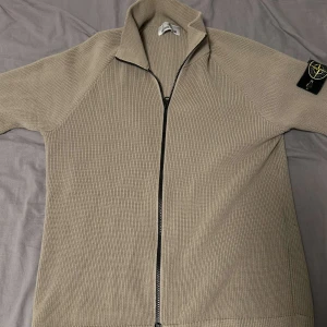 Stone island zip - Nästintill ny skick på denna jätte snygga stone island zipen. Köpte på nk för 4500. Vid köp får man med kvittot samt nk påsen. Fråga om ni har några funderingar. Passar perfekt för dig som är runt 185. ‼️Priset är inte hugget i sten‼️
