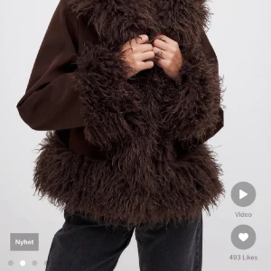 Moa Mattson pälsjacka - Populära jackan från Moa Mattsons kollektion med NAKD. Helt oanvänd med lapp, köpte den själv för 2000 kr därav priset 💘💘