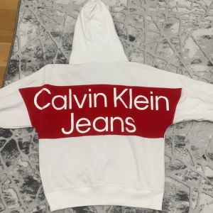 Calvin Klein Jeans Hoodie - En helt ny Calvin Klein Hoodie som jag köpte för 1200kr fast som jag nu inte använder längre. Vid intresse skriv och pris kan diskuteras 
