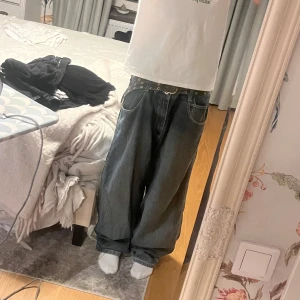 Southpole jeans - Southpole greentabs En liten slitning på baksidan(se bild) och lite heeldrag!! Osäker om jag vill sälja, därför mitt pris😅 53/117/40/27