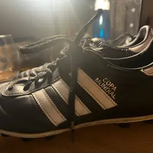 tvärsnygga svartvita adidas fotbollskor, den klassiska copa mundial. använda ett fåtal gånger, så några små defekter som knappt syns. de luktar inte, och är generellt i bra skick! äkta läder, så de formar sig efter din fot perfekt! köpta för 1400kr