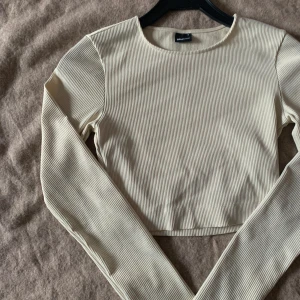 Ribbad topp - Kort ribbad topp från Gina! Aldrig använd och sitter lite tight!💗
