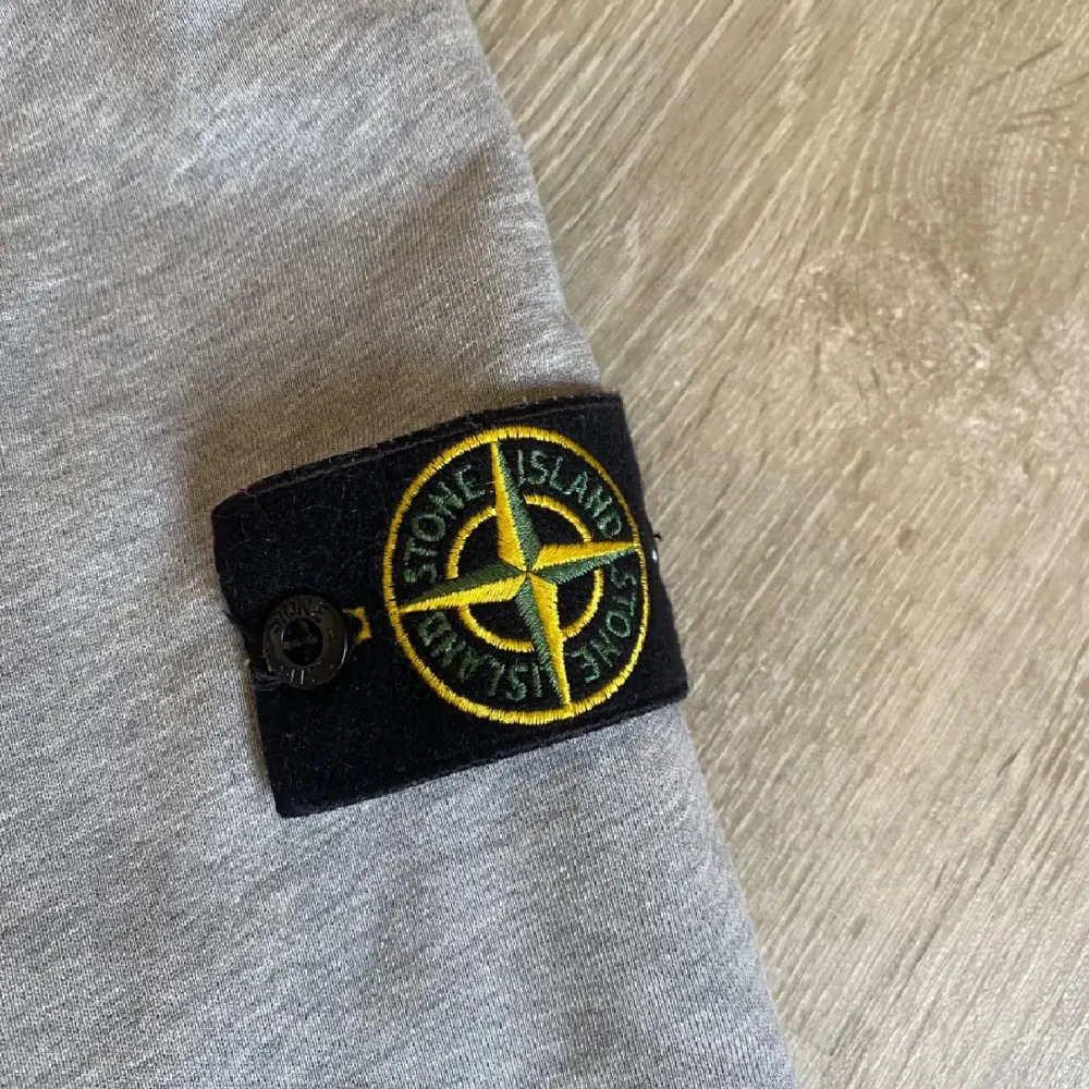 Säljer nu denna grå hoodie från Stone Island, skick 8/10. Kvitto finns. . Hoodies.