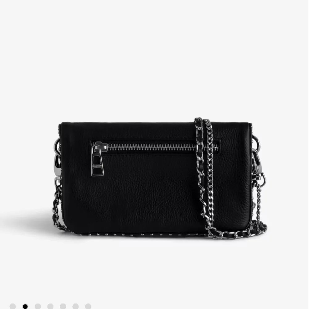 Säljer en supercool Rock Nano Studs Clutch i svart skinn. Den har snygga silverdetaljer och en kedja, skriv privat för egna bilder🩷. Väskor.