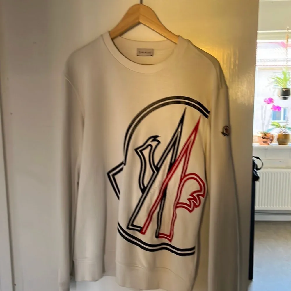 Använt ett antal gånger men Fräsh i bra skick inga fläckar eller nåt liknade. Köpt i nk Göteborg. Går att diskutera pris . Hoodies.