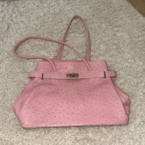 Handväska  - Väska med birkinliknande design   Den är Babyrosa vilket inte framhävs i bild   Cirka 30w x 20h   Fraktas eller möts i centrala Göteborg 
