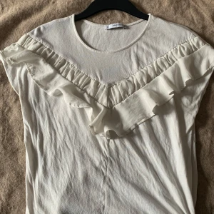 Topp - Fin topp, har en liten fläck vid volangerna som man inte ser så tydligt om man inte e nära💗