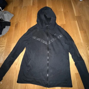 Nike tech fleece - Nike tech fleece tröja barn storlek XL 158-170