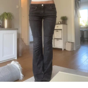 Zara jeans - Jättesnygga zara jeans! Köpta för två år sedan, inte mina bilder fråga privat för egna💗 Priset går att diskuteras💕