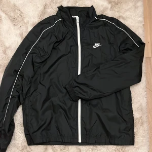Vindjacka Nike - Super fin vindjacka ifrån Nike, inga defekter sparsamt använd. 