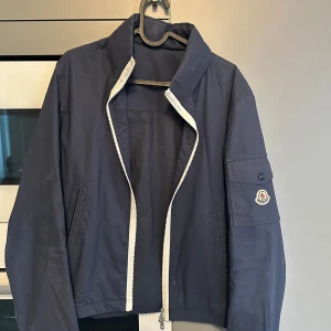 Moncler Windbraker - Köpt på moncler i Stockholm,  skick 8/10 inga hål eller fläckar. Tags, Bag, Kvitto finns. Allt finns! Nypris: 7300kr
