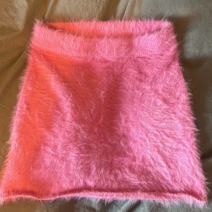 Kort fluffig rosa kjol - Kort fluffig rosa kjol, aldrig använd