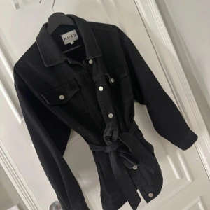 Svart jacka från NA-KD - Säljer en snygg svart jacka från NA-KD i storlek 36. Tyvärr så kommer den inte till användning lägre så därför säljer jag vidare den, den är använd men fortfarande jättebra skick! 💕💕