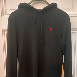 Ralph lauren hoodie - Tja! Säljer nu denna svarta Ralph lauren hoodien. Den är i ett tunnare tyg vilket gör den väldigt sval och skön. 1495kr nypris, men säljer för endast 399kr. Hör av er vid minsta frågor eller funderingar🙌