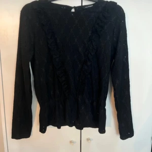 Svart blus  - Säljer denna blus oanvänd utan prislapp.