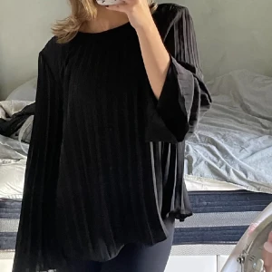 Svart blus - Super söt svart blus, perfekt till finmiddag eller fest!🌟 Lånade bilder!💕 Storlek XS men skulle säga att det är mer som S