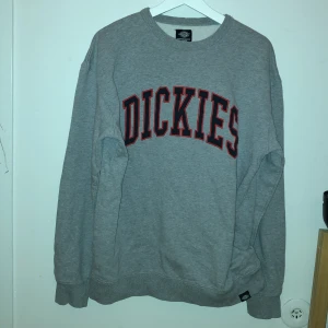 Grå sweatshirt Dickies strlk large  - Fint skick, med tryck på bröstet.