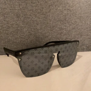 Louis Vuitton glasögon - Då var det dags att sälja mina  Louis Vuitton glasögon. Helt nya aldrig använda så dem är i topskick väldigt fräcka och svåra att få tag i. Glasögon som är perfekt till alla tillfällen. Säljs billigt så först till kvarn!!!!