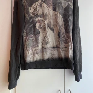 Långärmad tröja från Dolce and Gabbana  - Långärmad tröja från D&G i storlek medium.   Liten sliten look men riktigt snygg. Normal i storleken.