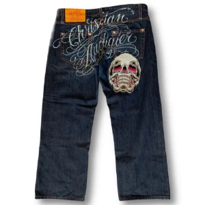 Christian Audiger Jeans - Christian Audiger Jeans med fet brodyr🙏 36x34 men mer åt 36x32 hållet. ⚠️Inga defekter Midja-48cm Ytterben-100cm  Innerben-72cm Benöppning-25cm Personen på bilden är 186cm. Kom privat för fler frågor