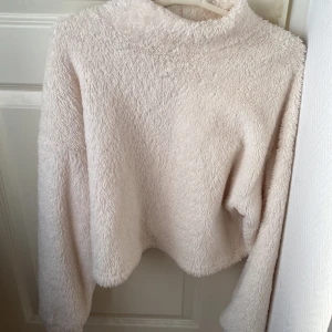 Stickad tröja - Jättemysig stickad tröja från H&m. Den passar perfekt till när det börjar bli kallt och har använt den 1 gång. 