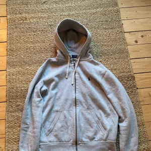 Ralph lauren hoodie - Hoodie från Ralph lauren i bra skick. Modellen är 1,82